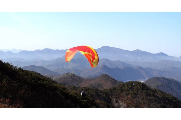 Davinci's new tandem paraglider, the DUET PRO, is designed for the professional pilot without sacrificing performance.