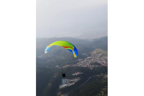 The DUET Semi-Light tandem paraglider combines ease of use, low weight, and low volume. Ideal for your walk-and-fly tandem fligh