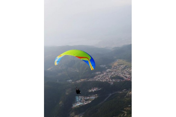 The DUET Semi-Light tandem paraglider combines ease of use, low weight, and low volume. Ideal for your walk-and-fly tandem fligh