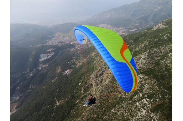 The DUET Semi-Light tandem paraglider combines ease of use, low weight, and low volume. Ideal for your walk-and-fly tandem fligh