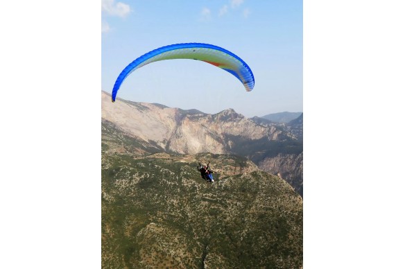 The DUET Semi-Light tandem paraglider combines ease of use, low weight, and low volume. Ideal for your walk-and-fly tandem fligh