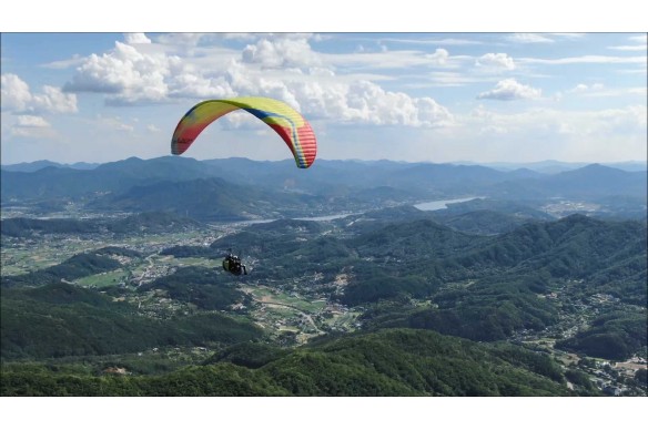 The Duet is the paraglider for making commercial tandems with ease and durability. Its fabric is excellent quality.